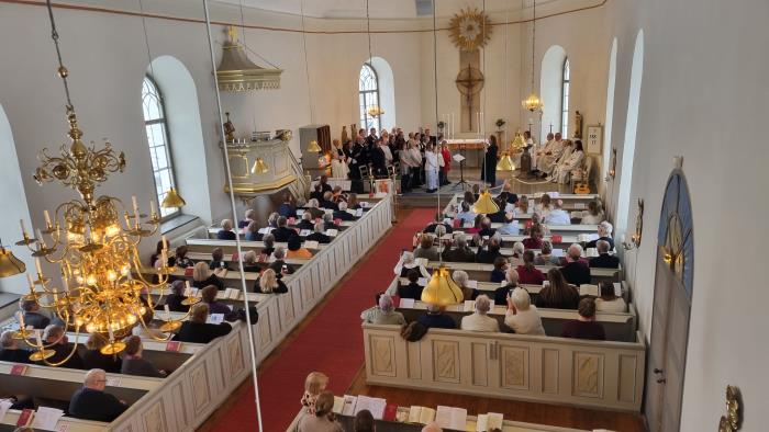 En kyrka med många gudstjänstbesökare