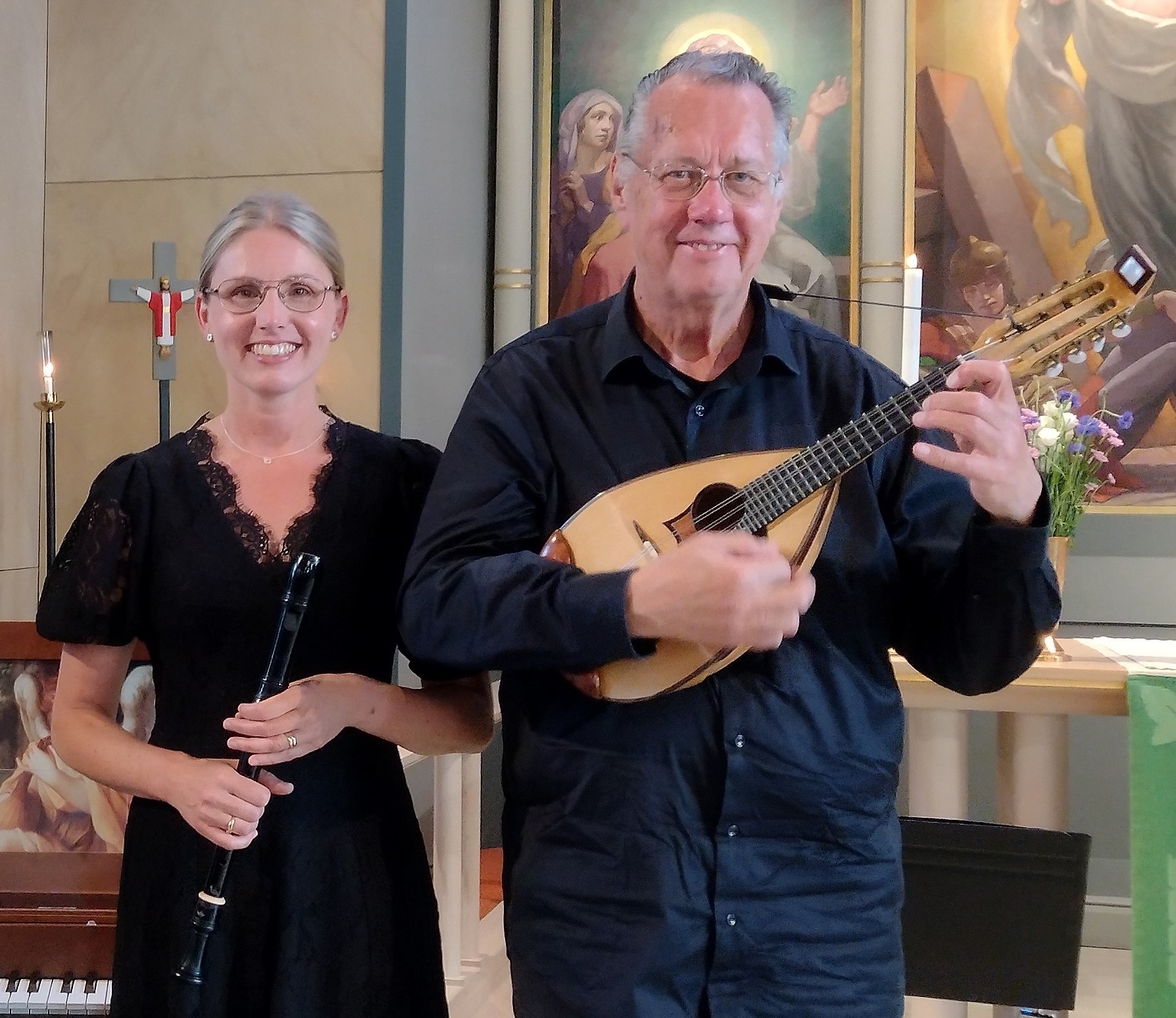 man spelar mandolin och kvinna flöjt.