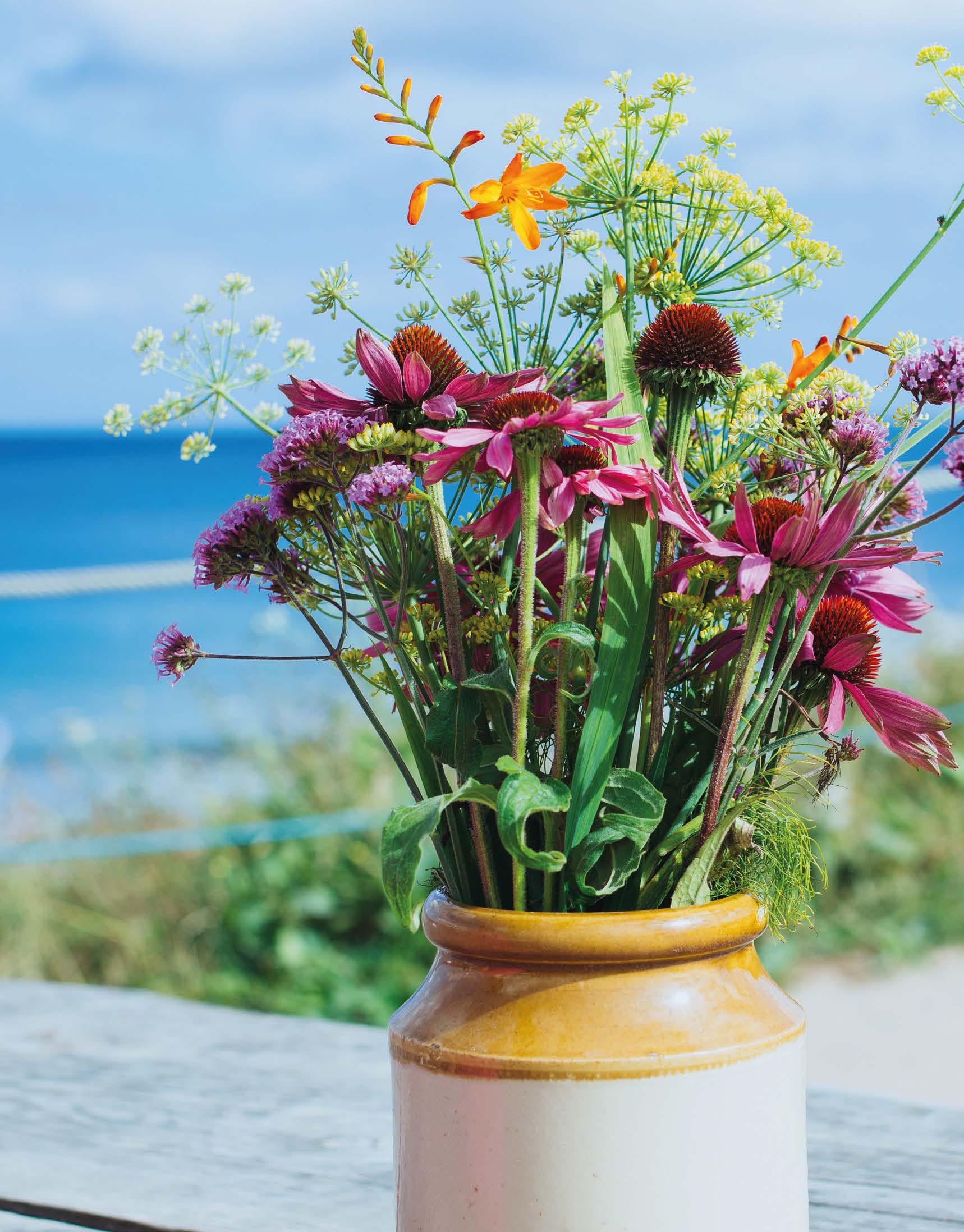 En blomsterbukett i brun kruka