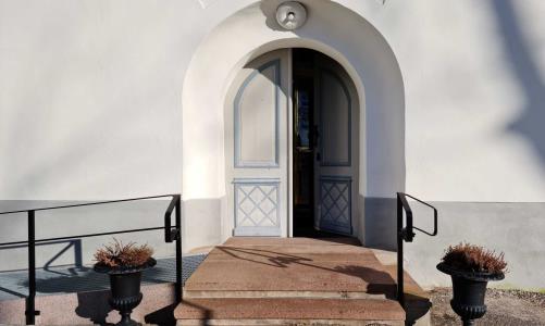 Kyrkan är öppen varje vardag och alla söndagar oavsett om det är digital gudstjänst eller gudstjänst på plats i kyrkan. På söndagar är kyrkan bemannad och du är välkommen in att tända ett ljus, prata en stund eller bara sitta ned i stillhet. Vi bjuder på fika på söndagar! Öppettider: VARDAGAR KL 9-15 och SÖNDAGAR KL 11-13. Välkommen in!