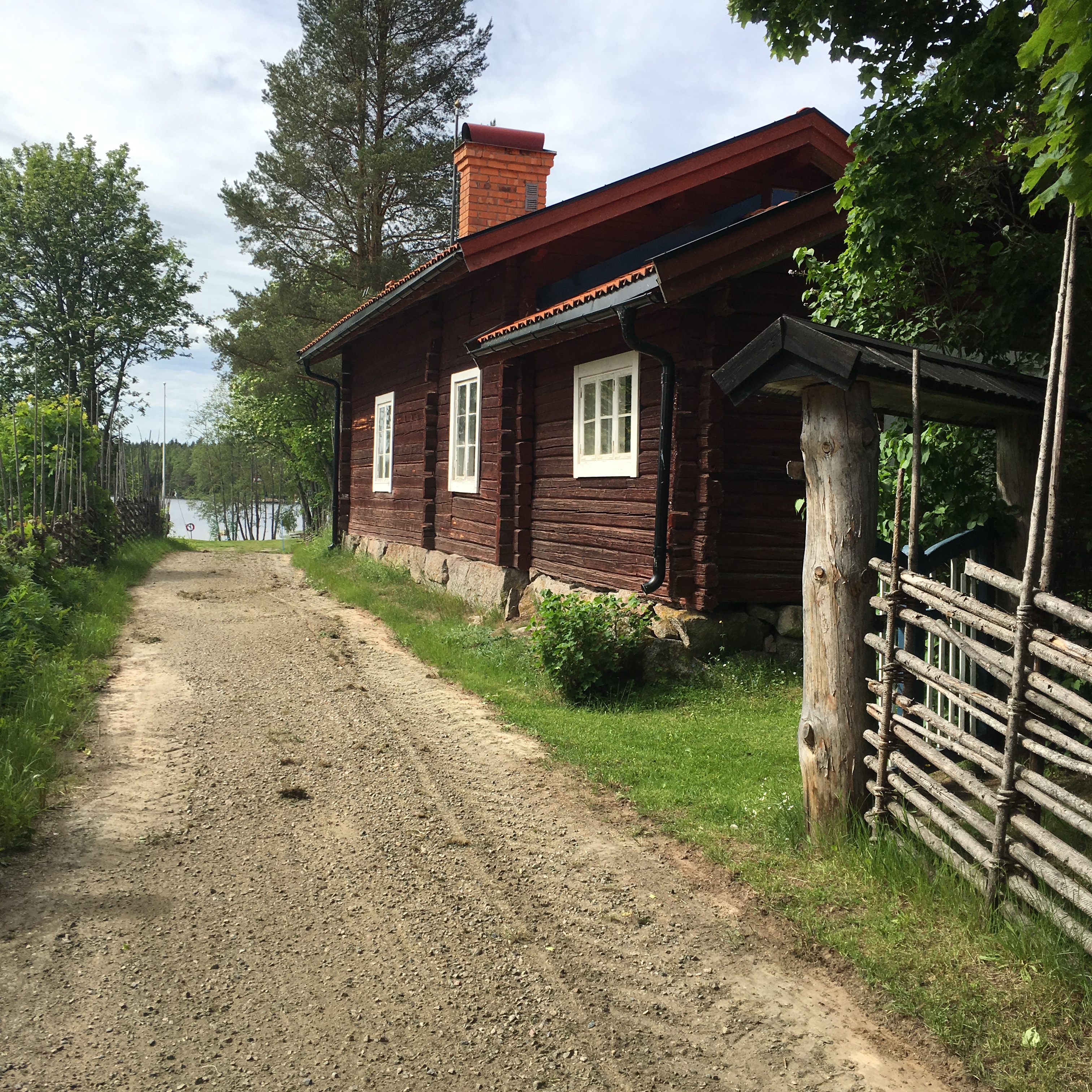 Rött torp längs pilgrimsleden Romboleden.