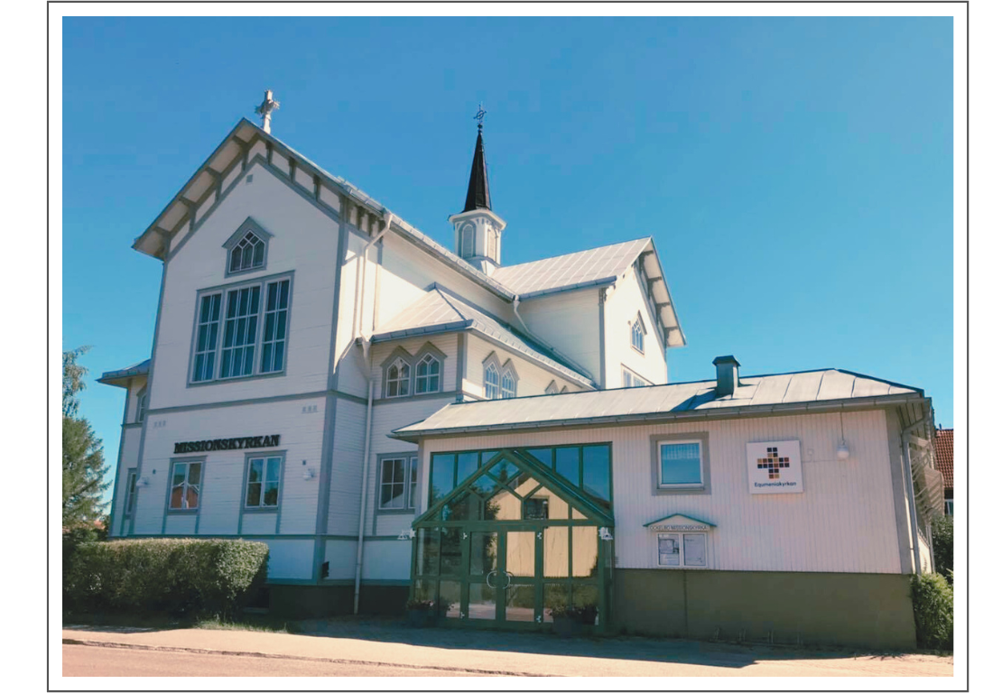 Vit träkyrka med rött tak