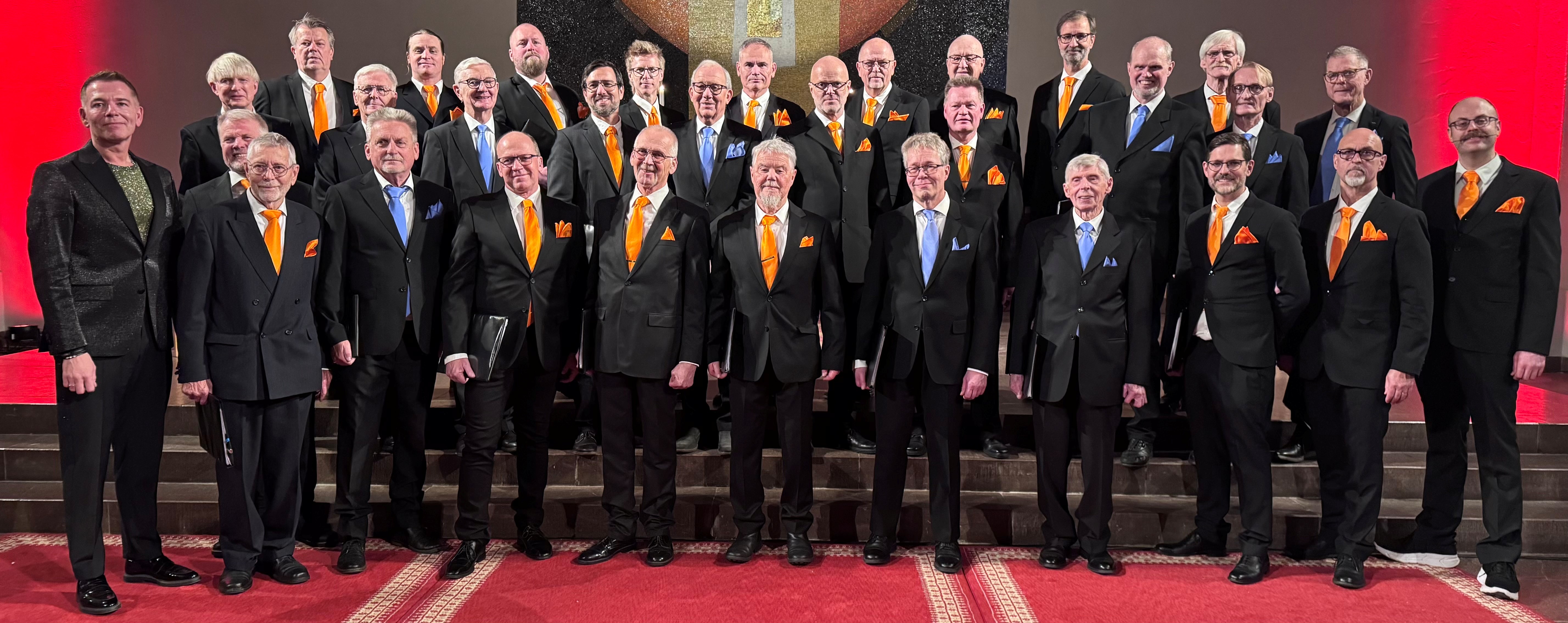 Män som står i svarta kostymer