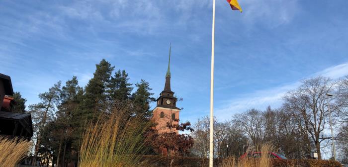 Sandvikens kyrka i tidig morgonsol o november.