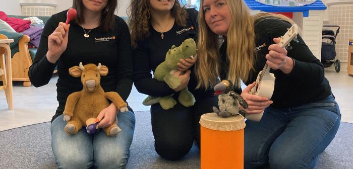 Pedagogerna har gjort videos med musik och rörelser för de minsta i väntan på att barncaféerna kan öppna. Från och med 26/4 kommer nyinspelade musikvideos att läggas ut sju måndagar framöver.
Missa heller inte kyrkappen för barn, där finns mycket skoj att upptäcka.