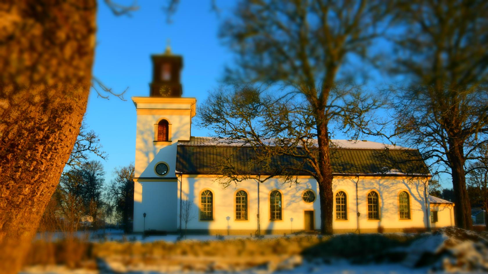 Österfärnebo kyrka den dag då ljuset återvände.