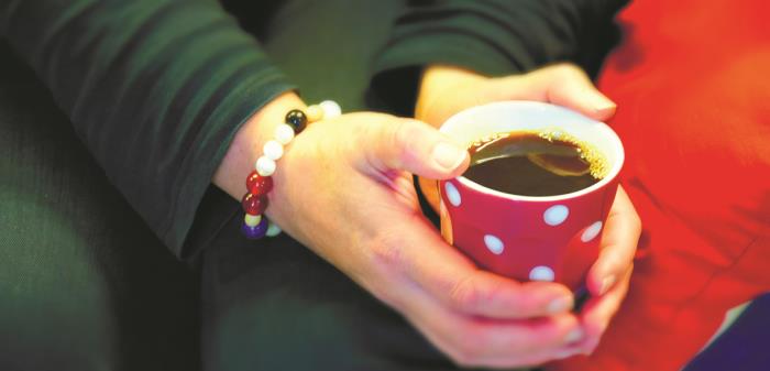 En varm kopp kaffe i höstskymningen