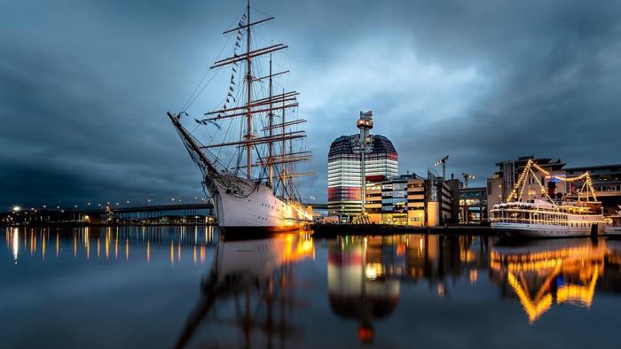 Göteborg i kvällsljus med skeppet Af Chapman