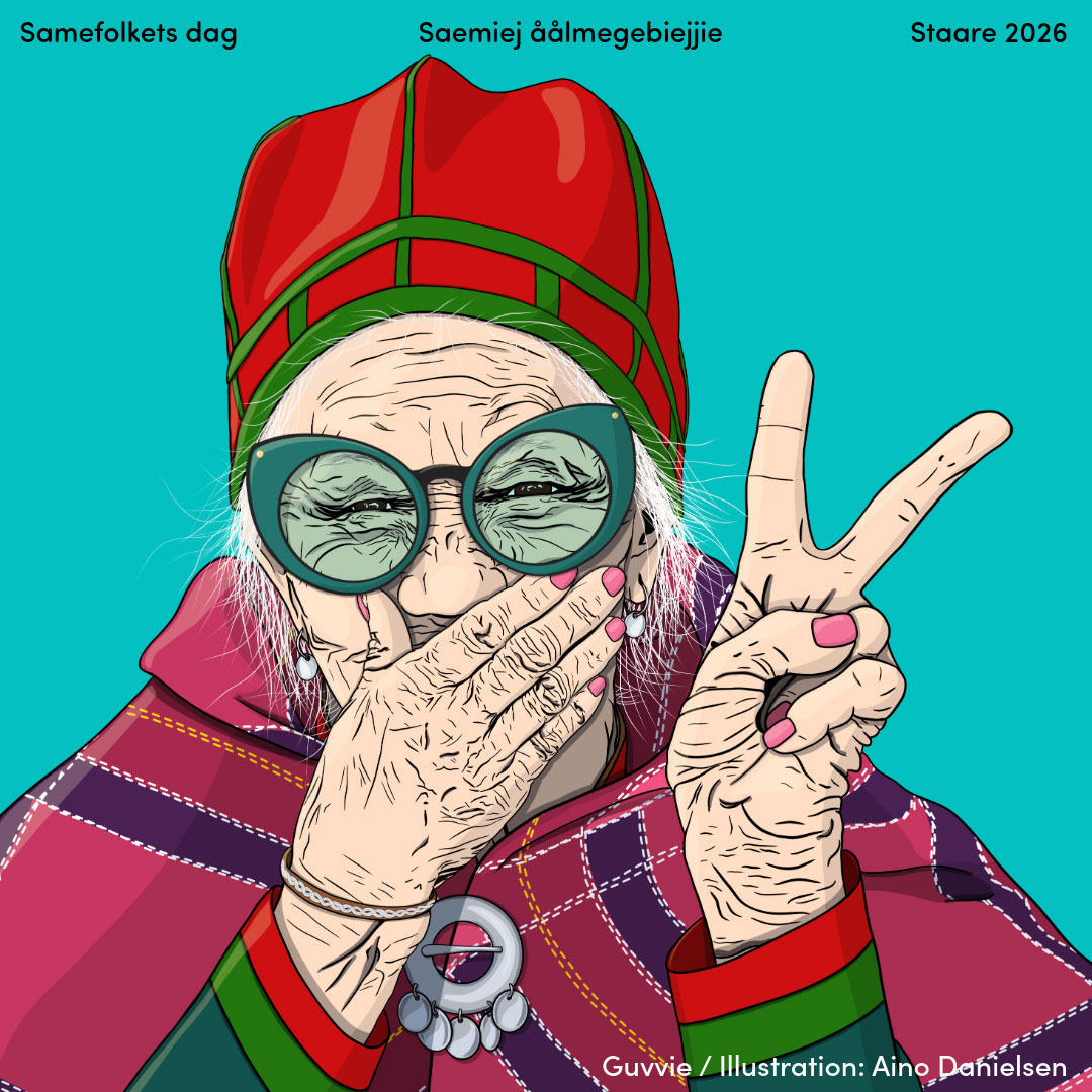 Samisk äldre kvinna gör v-tecken och fnissar