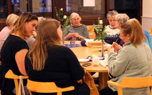 Unga och gamla träffas i Lugnvikskyrkan