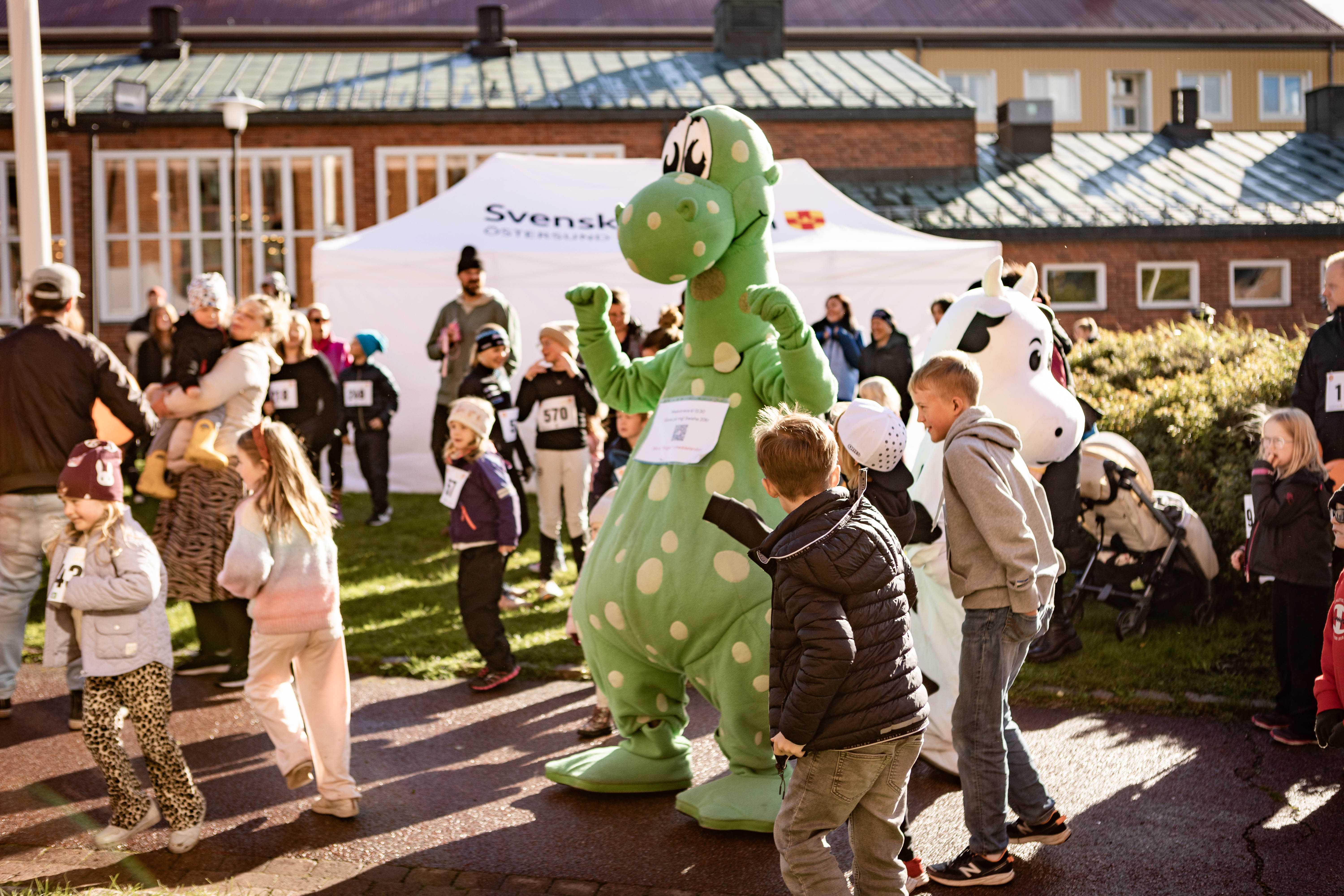 Maskot Storsjöodjuret Birger på Världens barn