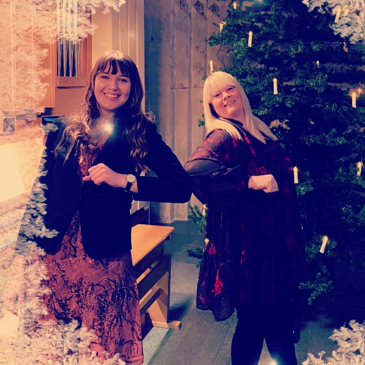Musikern Nina Walloschke och sångerskan Britta Bergström hälsar på varandra med armbågarna, så som man får göra i coronatider!  