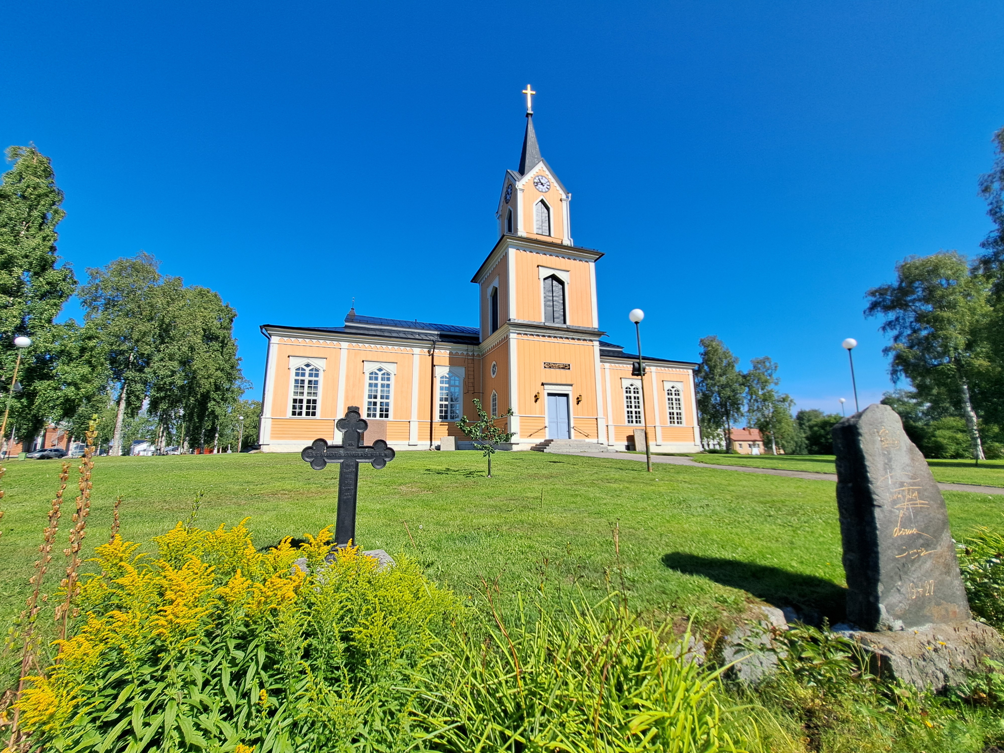 Kyrkan högsommar