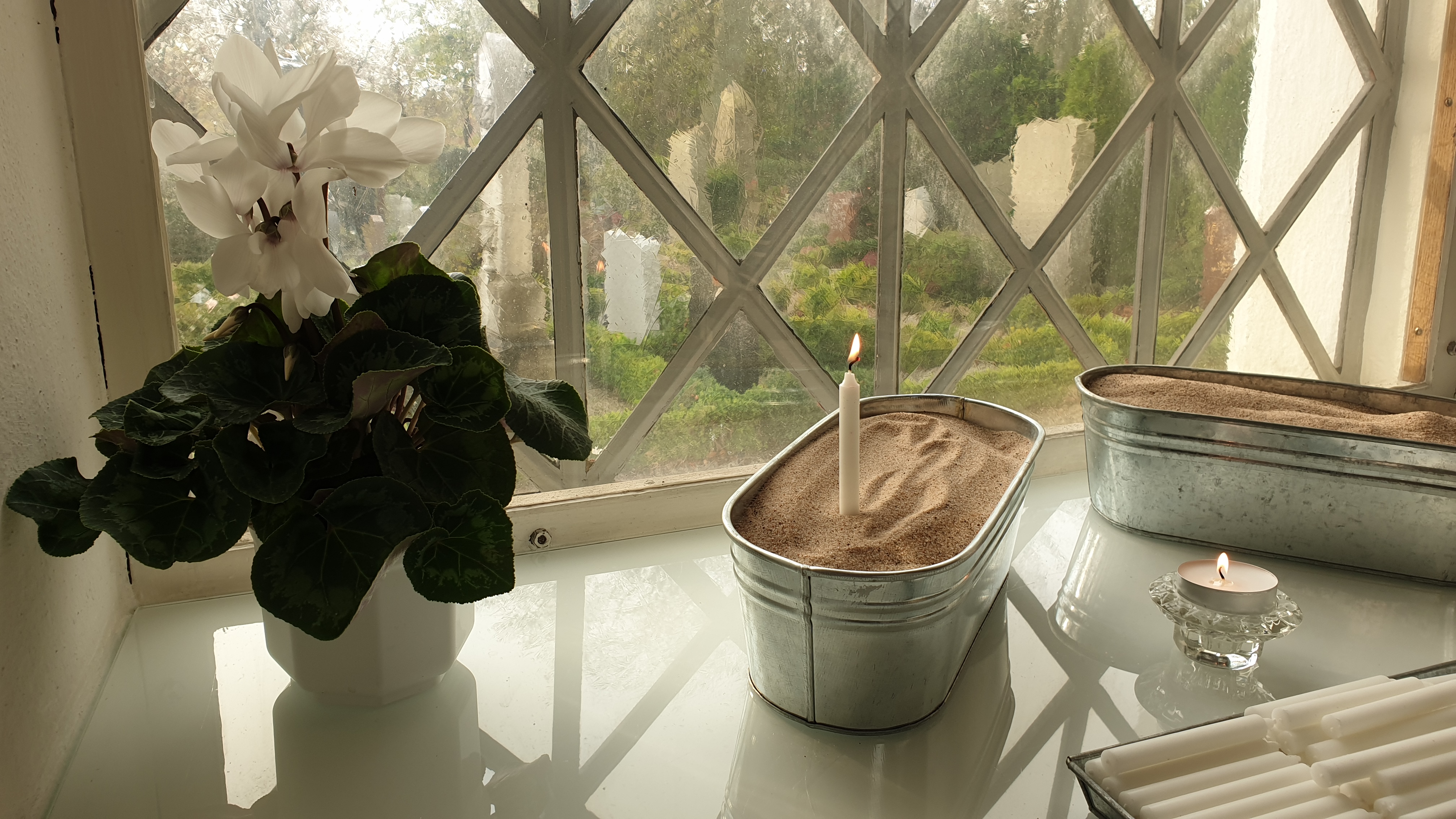 Kar med sand för ljuständning i fönsterbänk i Brågarps kyrka