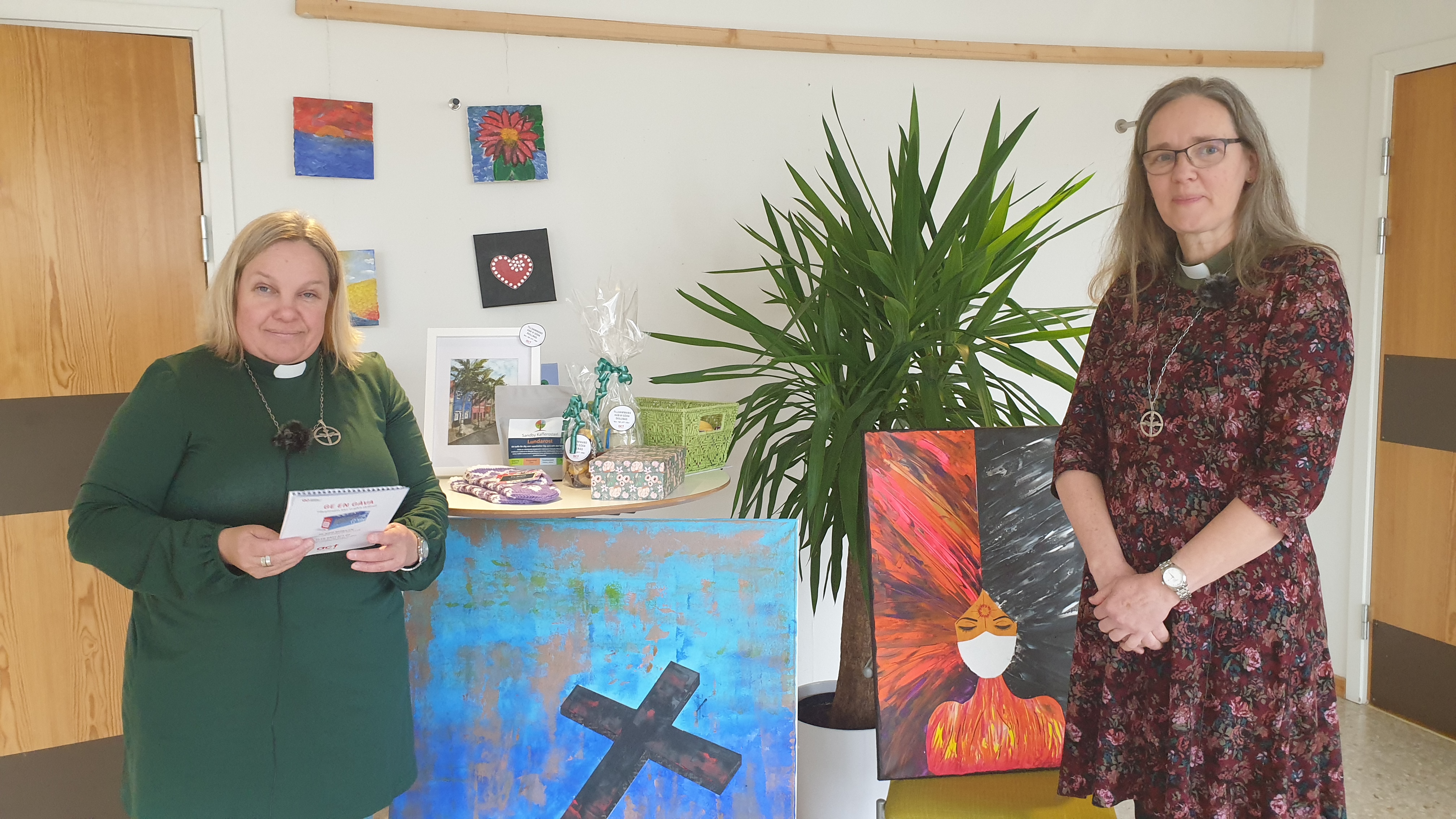 Diakonerna Elisabeth och Eva framför bordet vinster i fastelotteriet