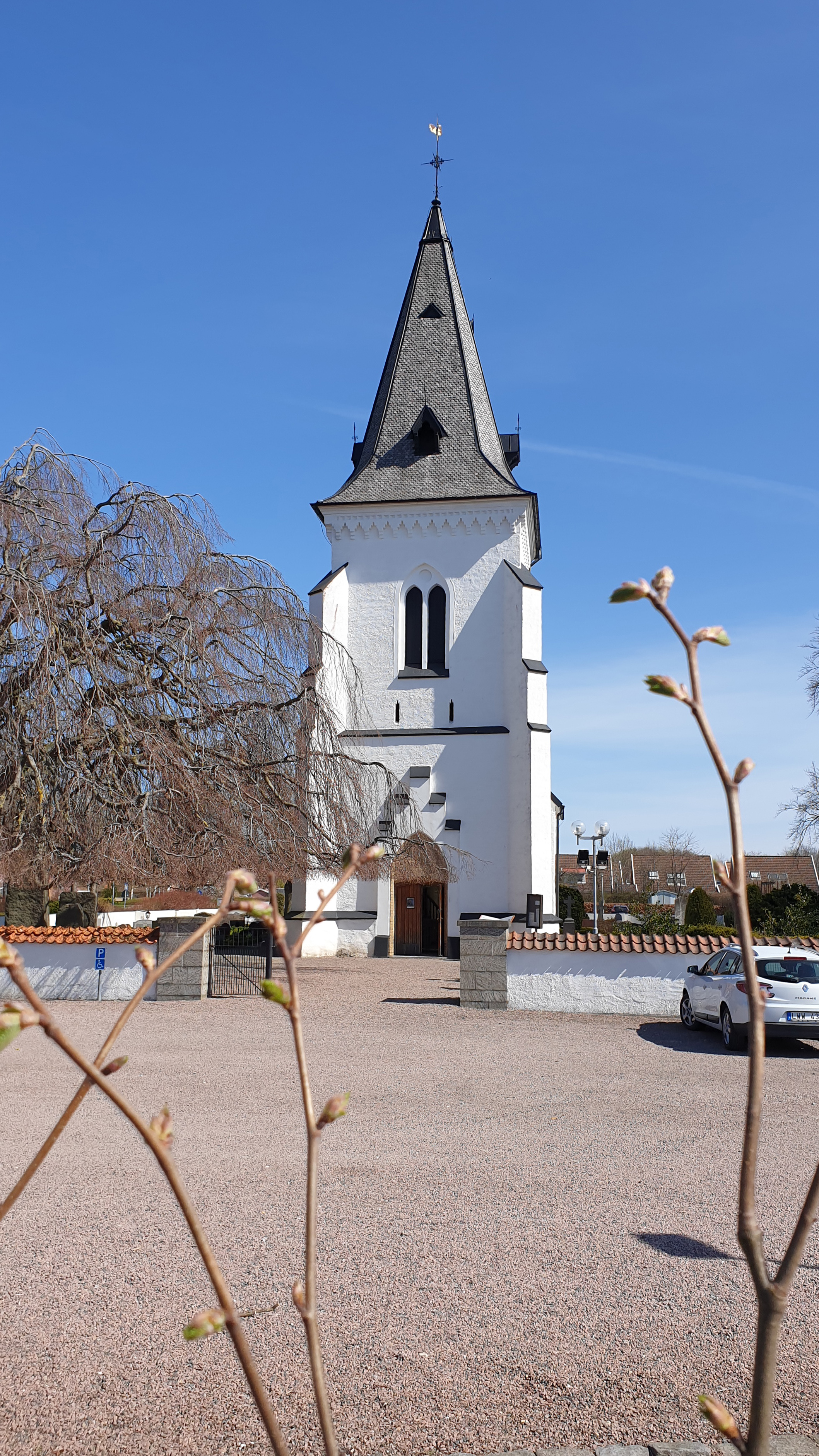 Knoppande kvistar framför Brågarps kyrka.