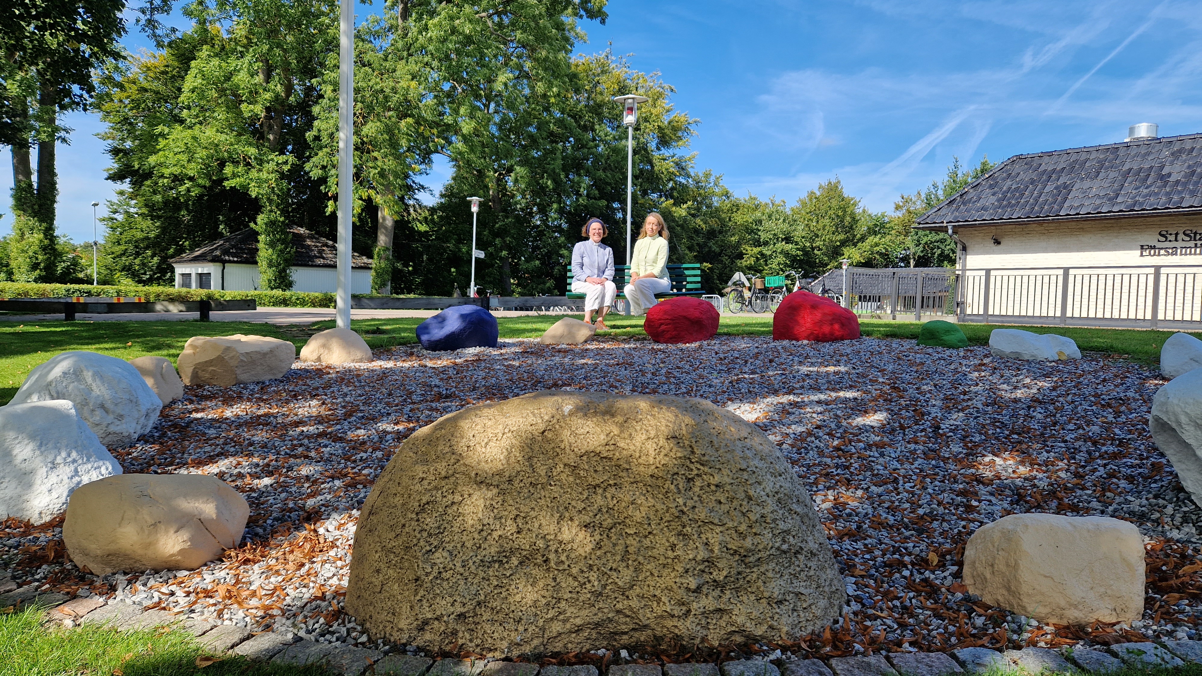 Ildiko Holm och Anna Gustafsson med Frälsarkransen av stenar i förgrunden
