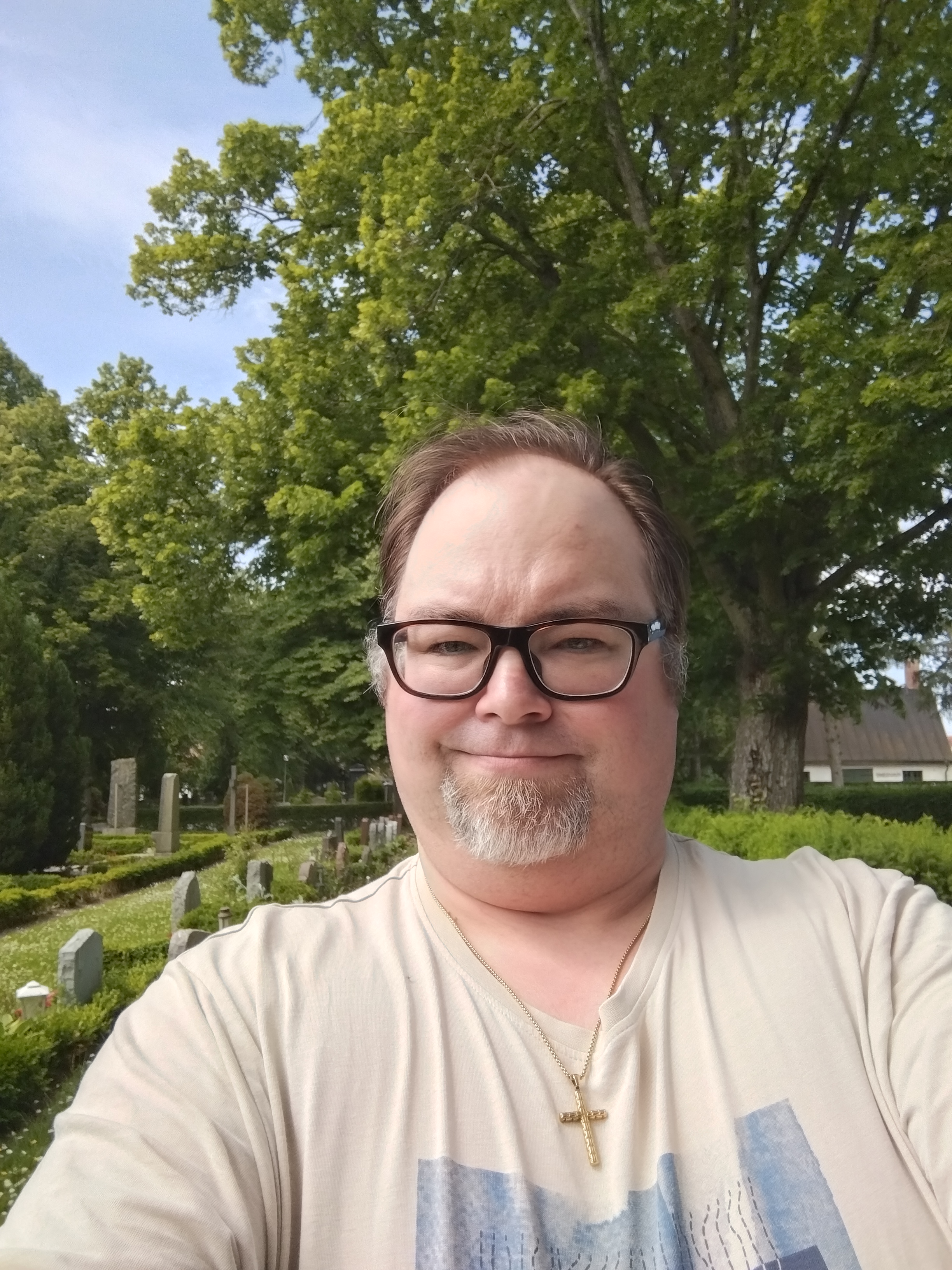 En leende person på Nevishögs kyrkogård.