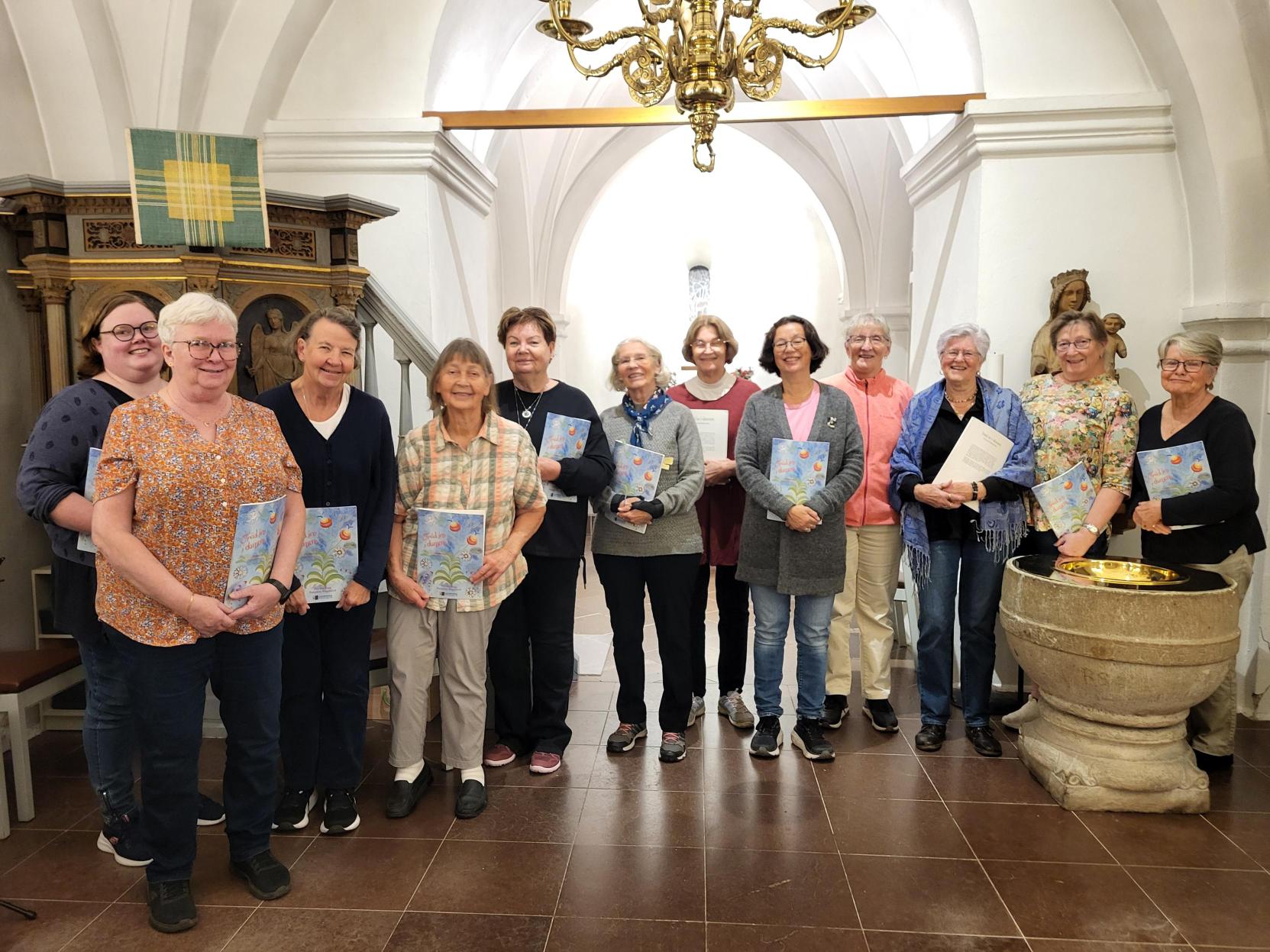 Glada körsångardamer i Brågarps kyrka.