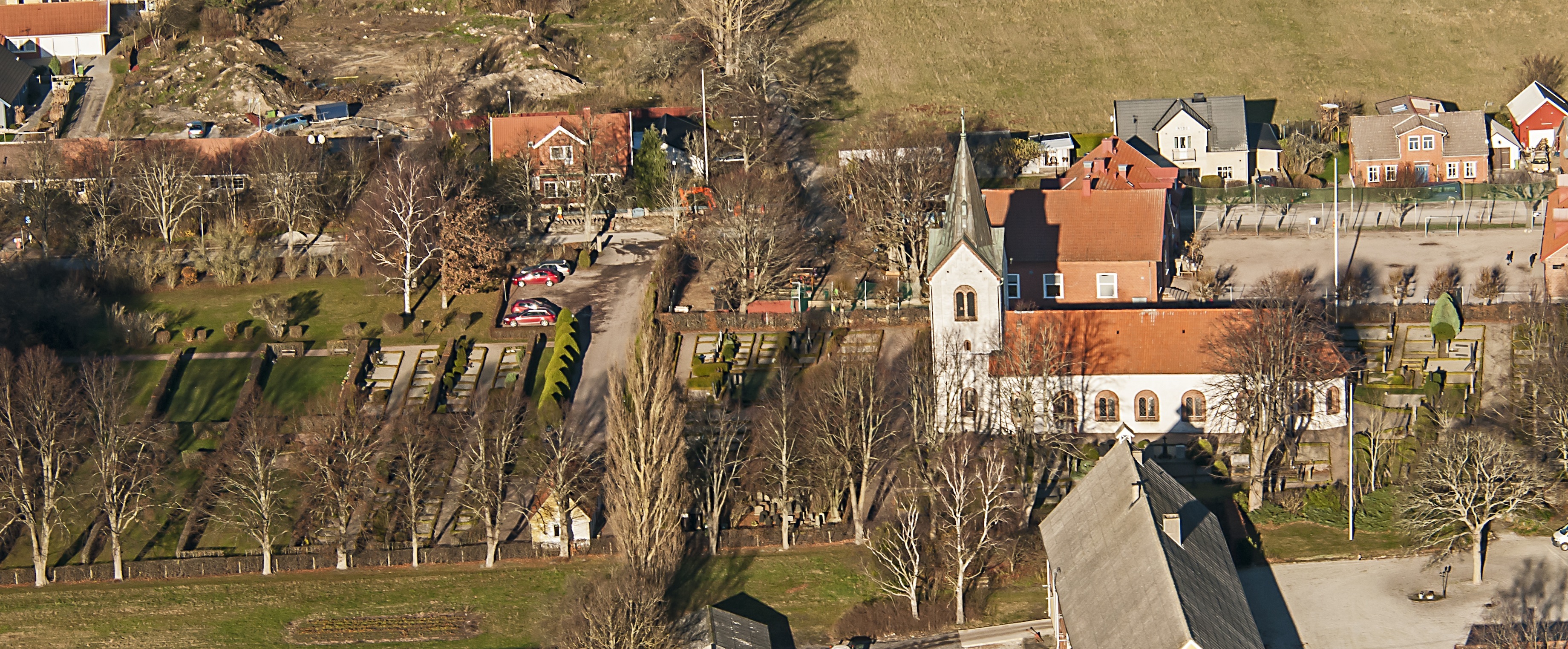 Flygfoto över kyrkheddinge kyrka och kyrkogård.