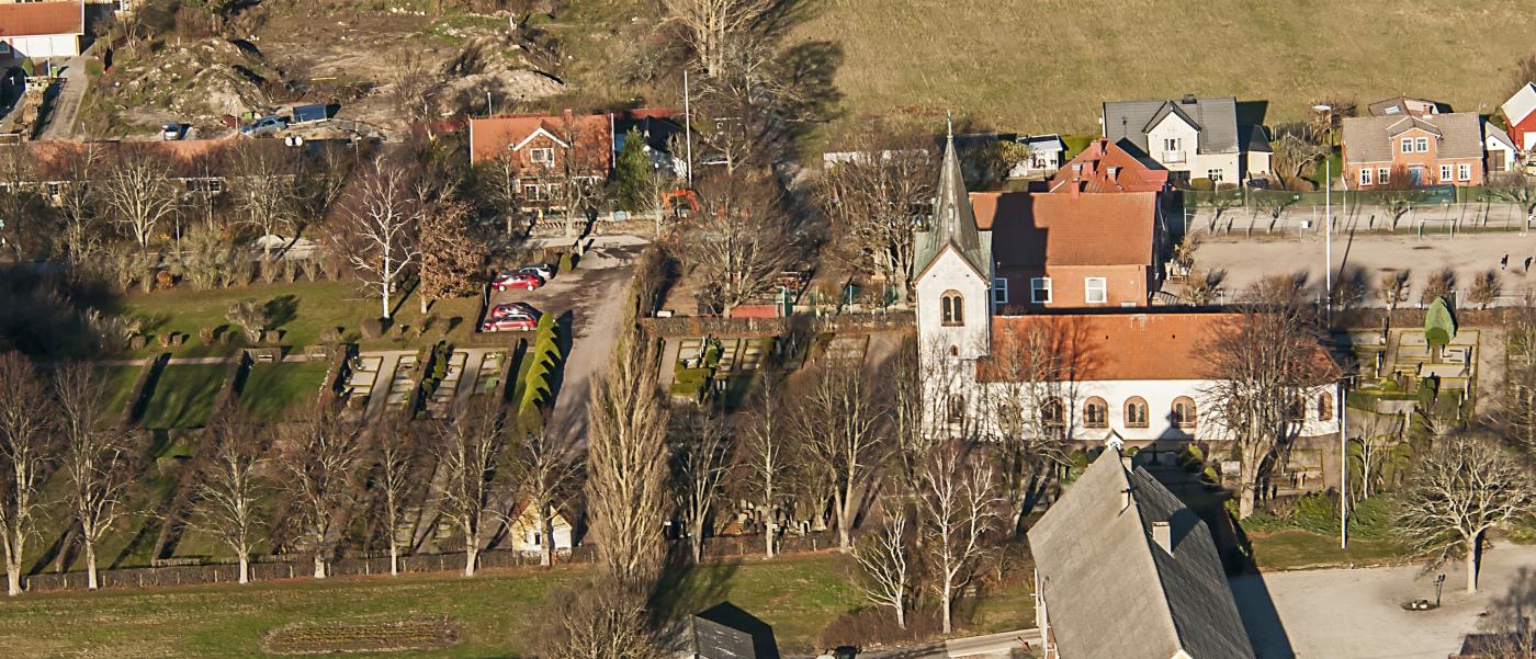 Flygfoto över kyrkheddinge kyrka och kyrkogård.