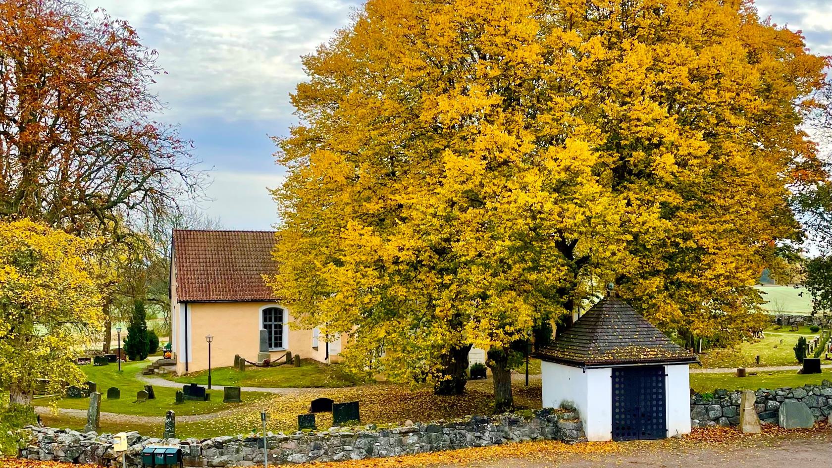 Runtuna kyrka i höstskrud