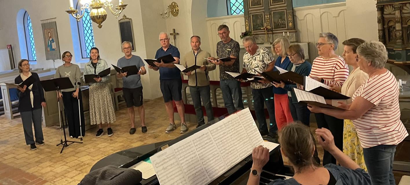 kör som står i rad framme i Veberöds kyrka