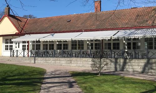 På vardagar bjuder vi på en kopp kaffe eller te!