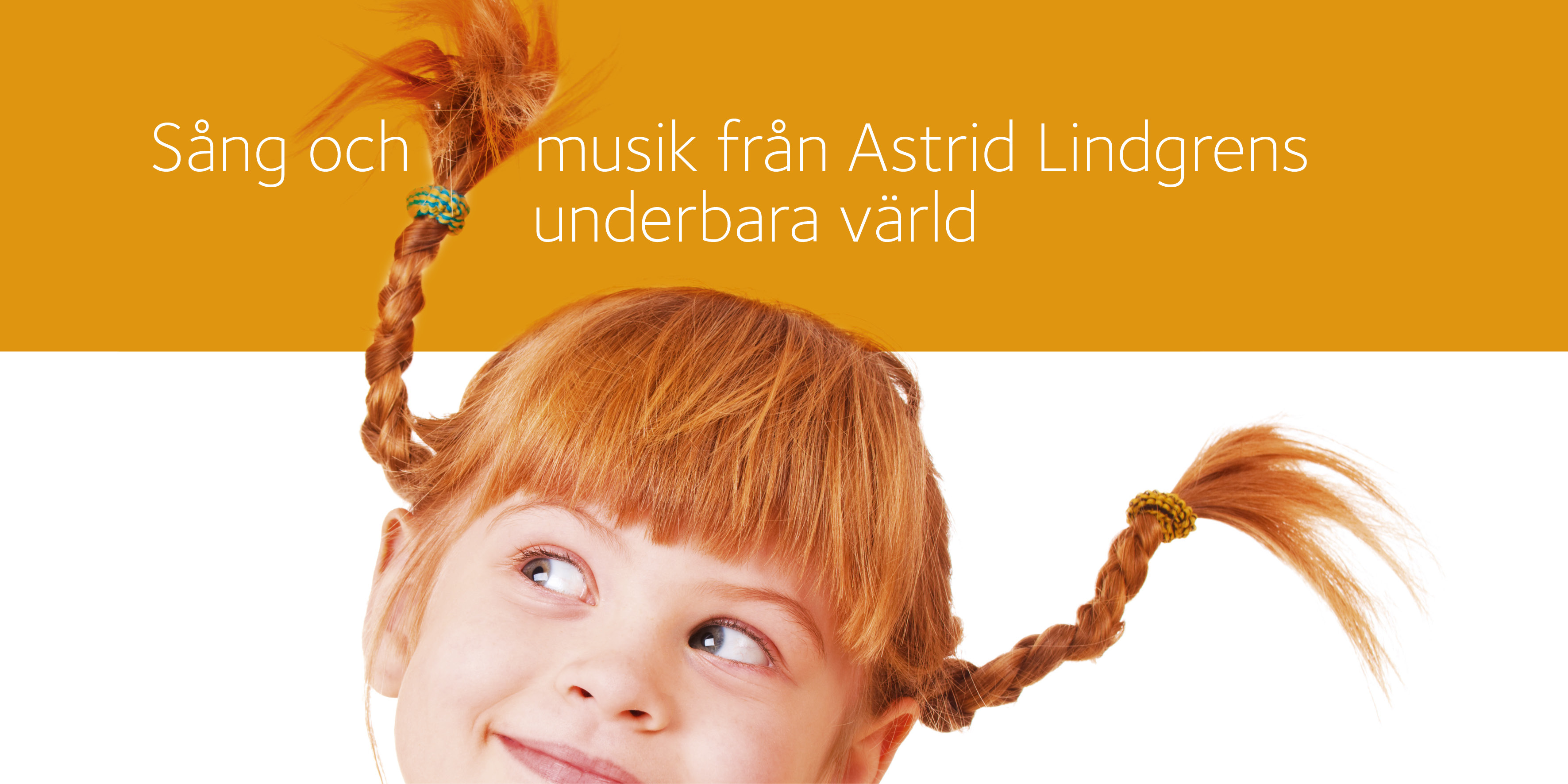 En flicka klädd som Pippi Långstrump tittar upp på en text med info om Astrid Lindgren-konsert.