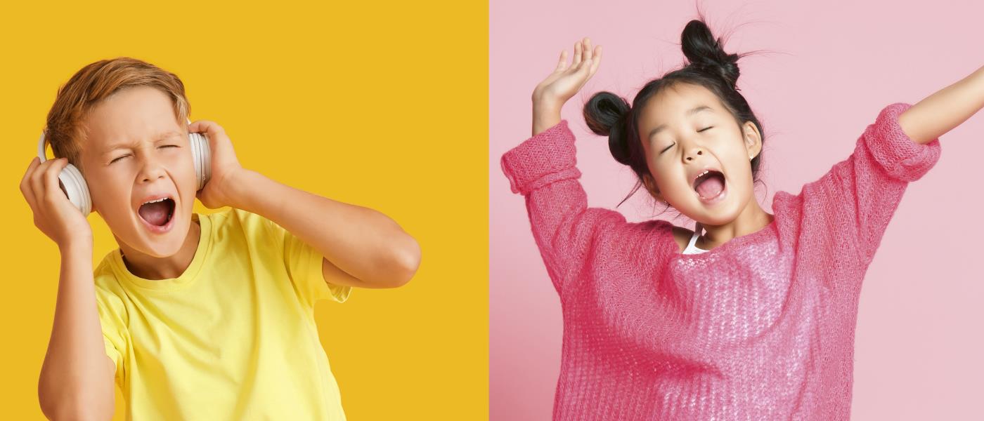 Till vänster: Pojke i gul tröja sjunger med glädje. Till höger: Flicka i rosa tröja sjunger med stor glädje. 