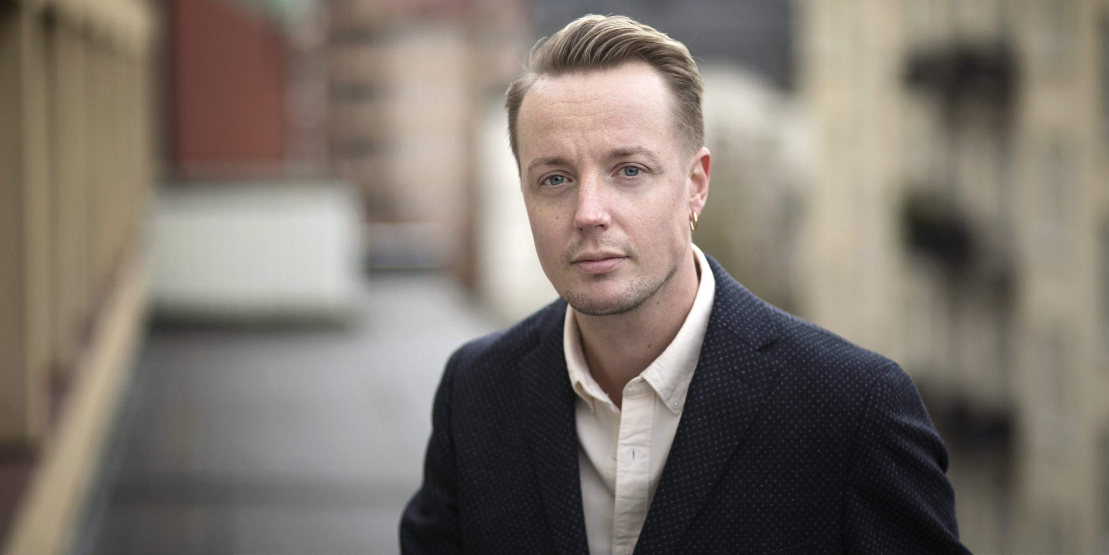 Porträtt av Simon Blom som berättar hur det är att leva med hiv 2023.