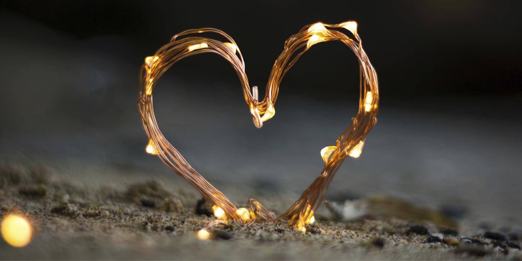 Ett lysande hjärta format av en ljusslinga. 