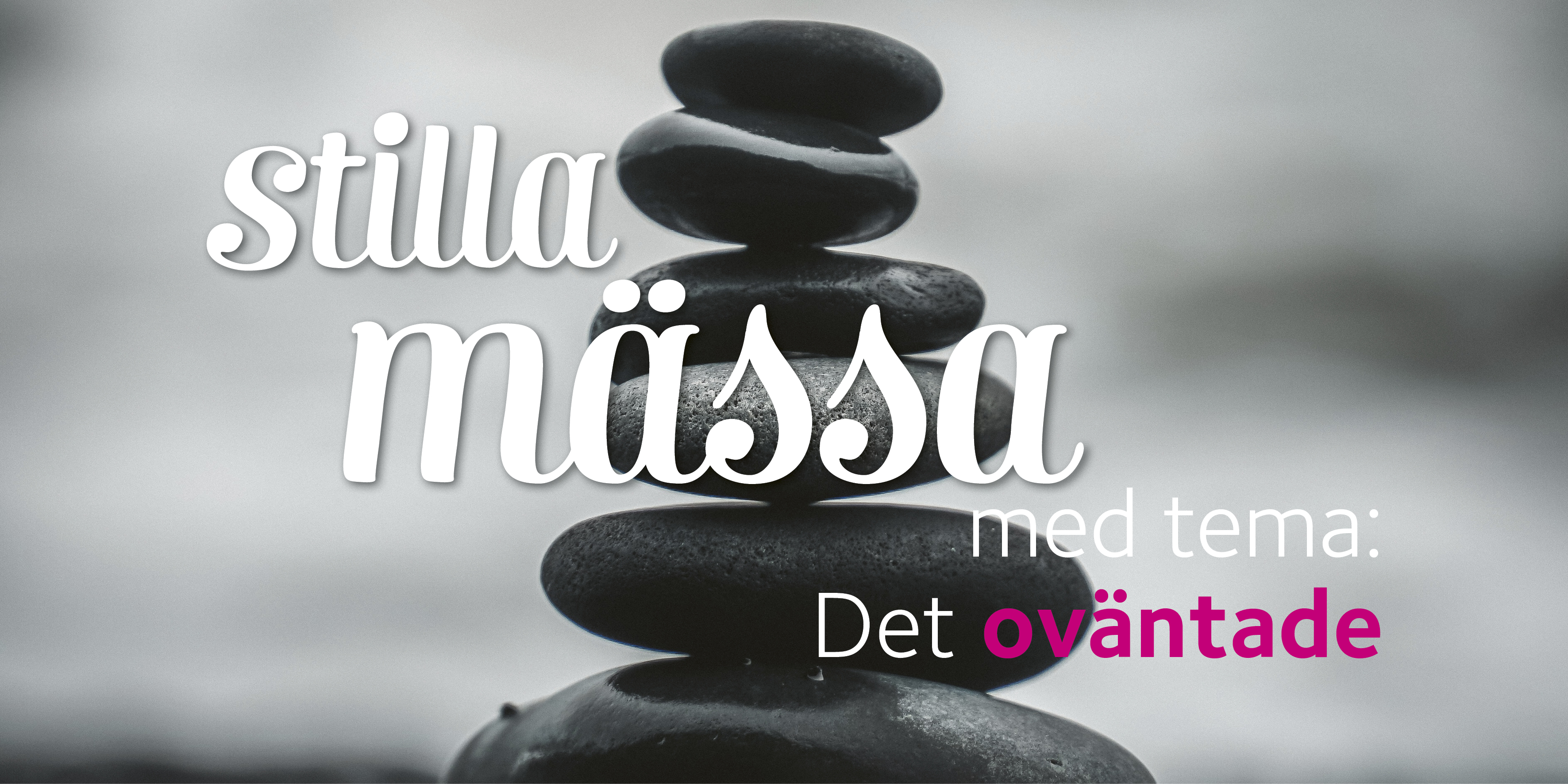 Stenar staplade på varandra med texten: Stilla mässa med tema det oväntade.