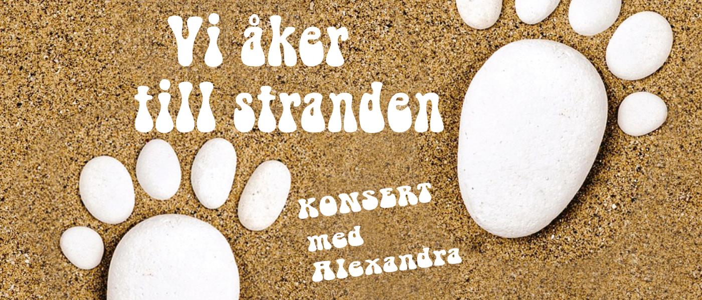Fotspår i sanden med information om konsert för barn den 16 maj