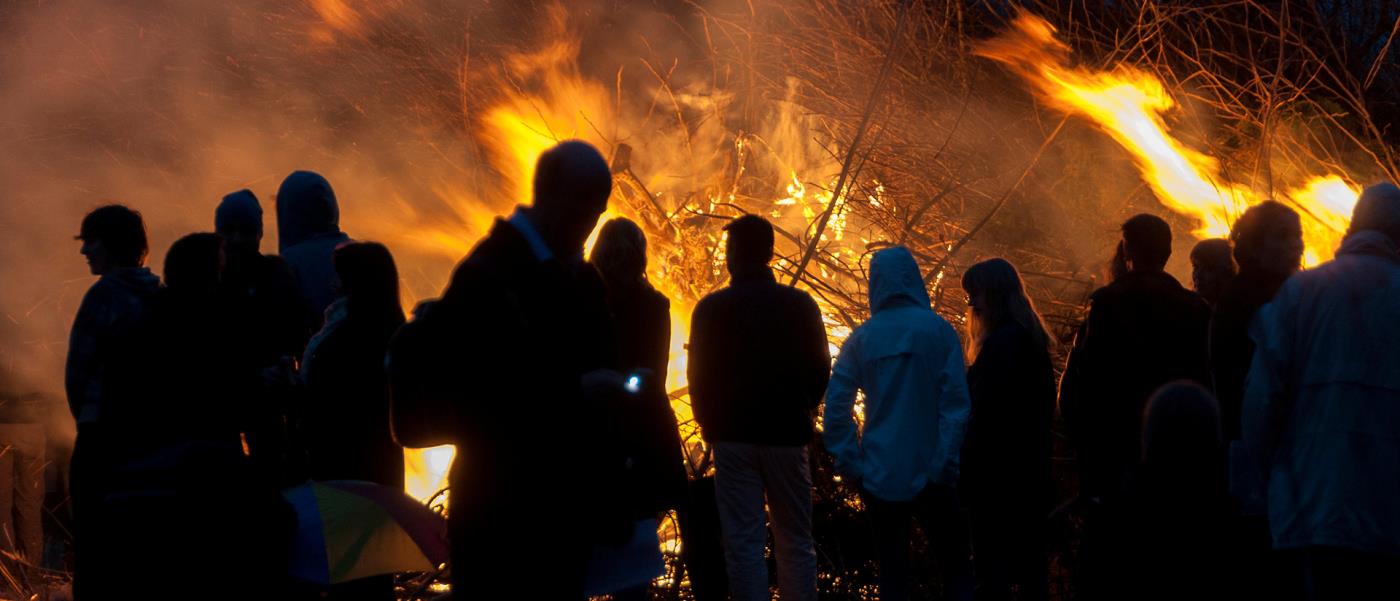 Människor framför en valborgsbrasa