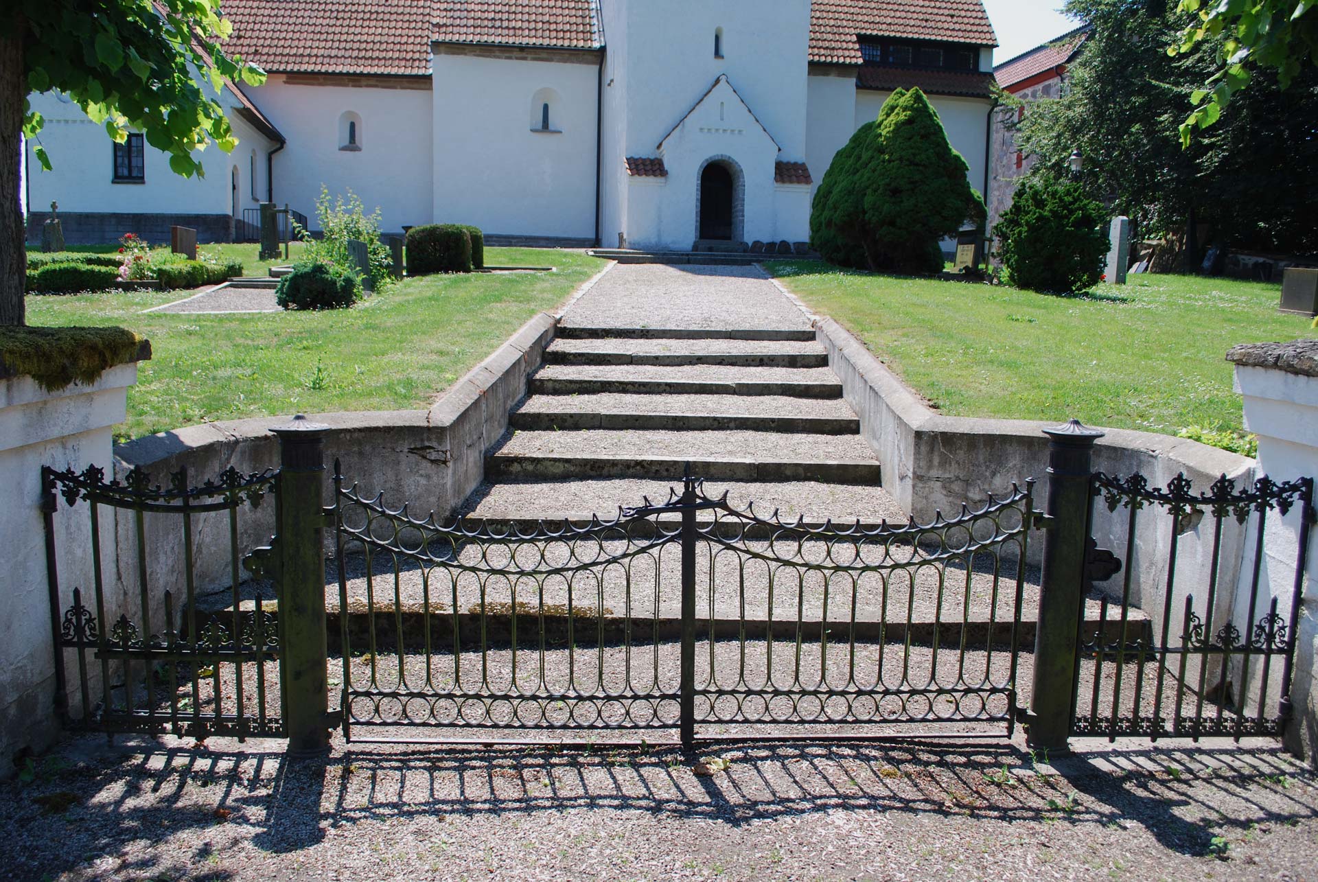 Grind och trappa som leder till kyrkan.