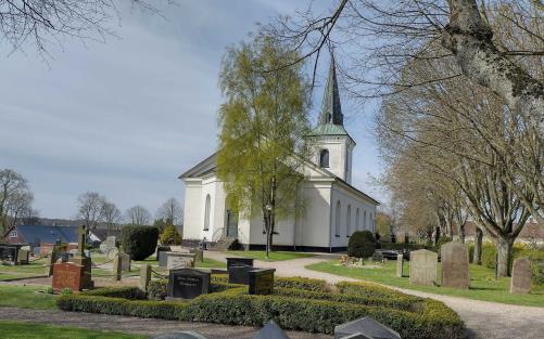 Kverrestads kyrka med skir grönska våren 2022