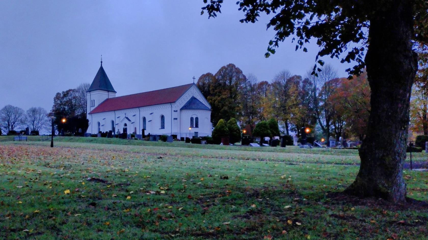 Smedstorps kyrka i morgonljus Allhelgona helgen 2023