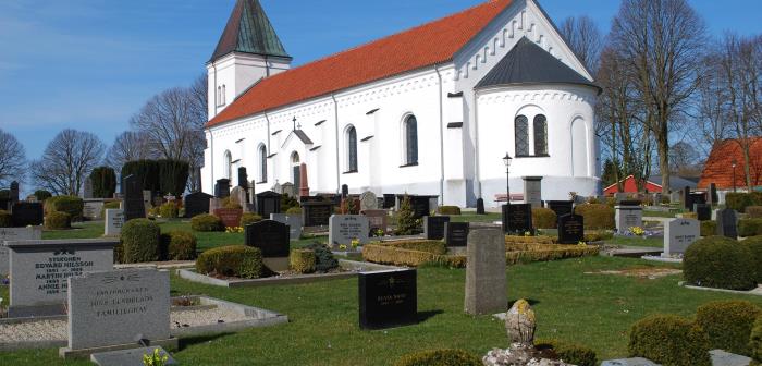 Kyrkogården i Smedstorp med kyrkan i bakgrunden