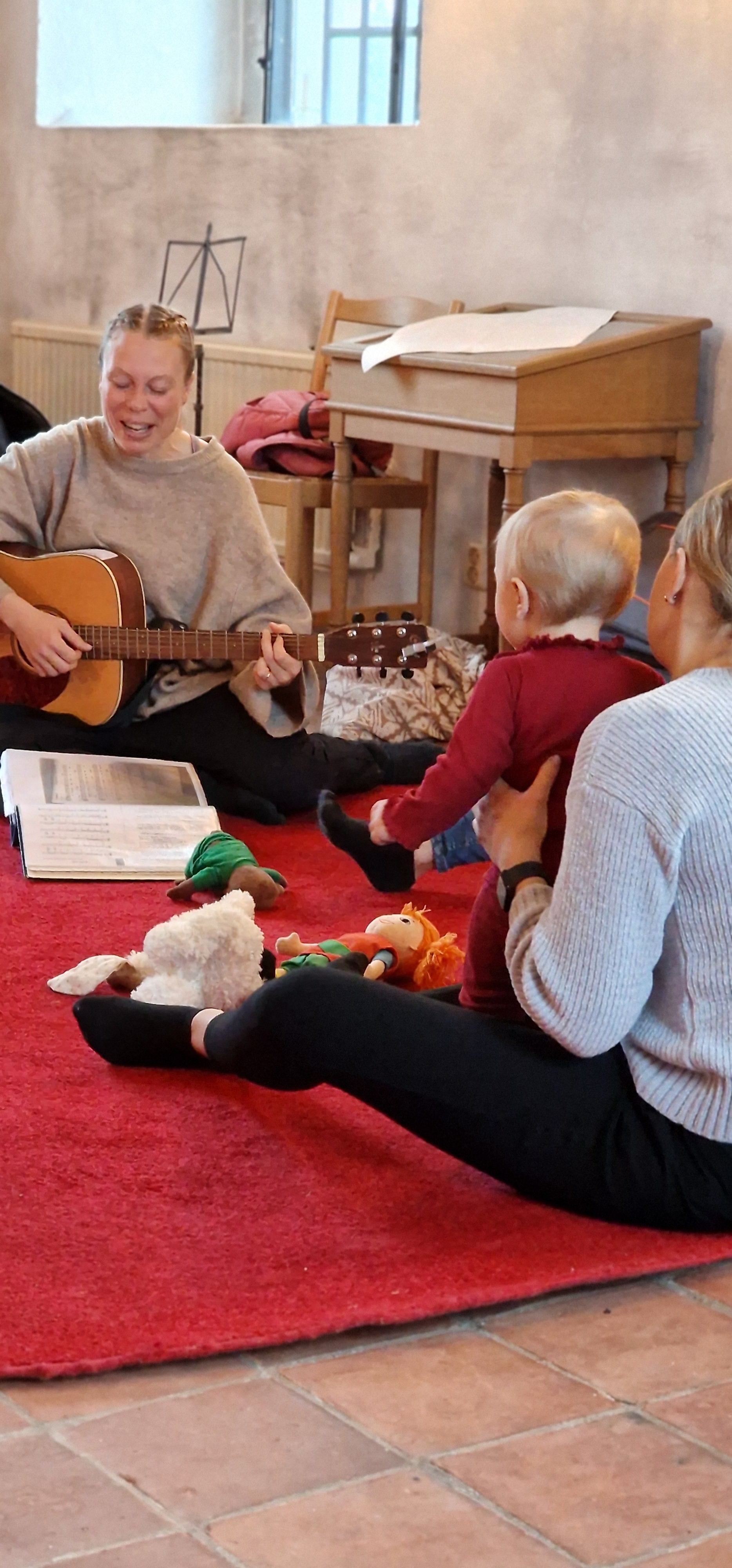 Dansa, gunga och sjunga med "Sång och Rörelse" för barn 0-5 år tillsammans med förälder i Brösarps kyrka. 