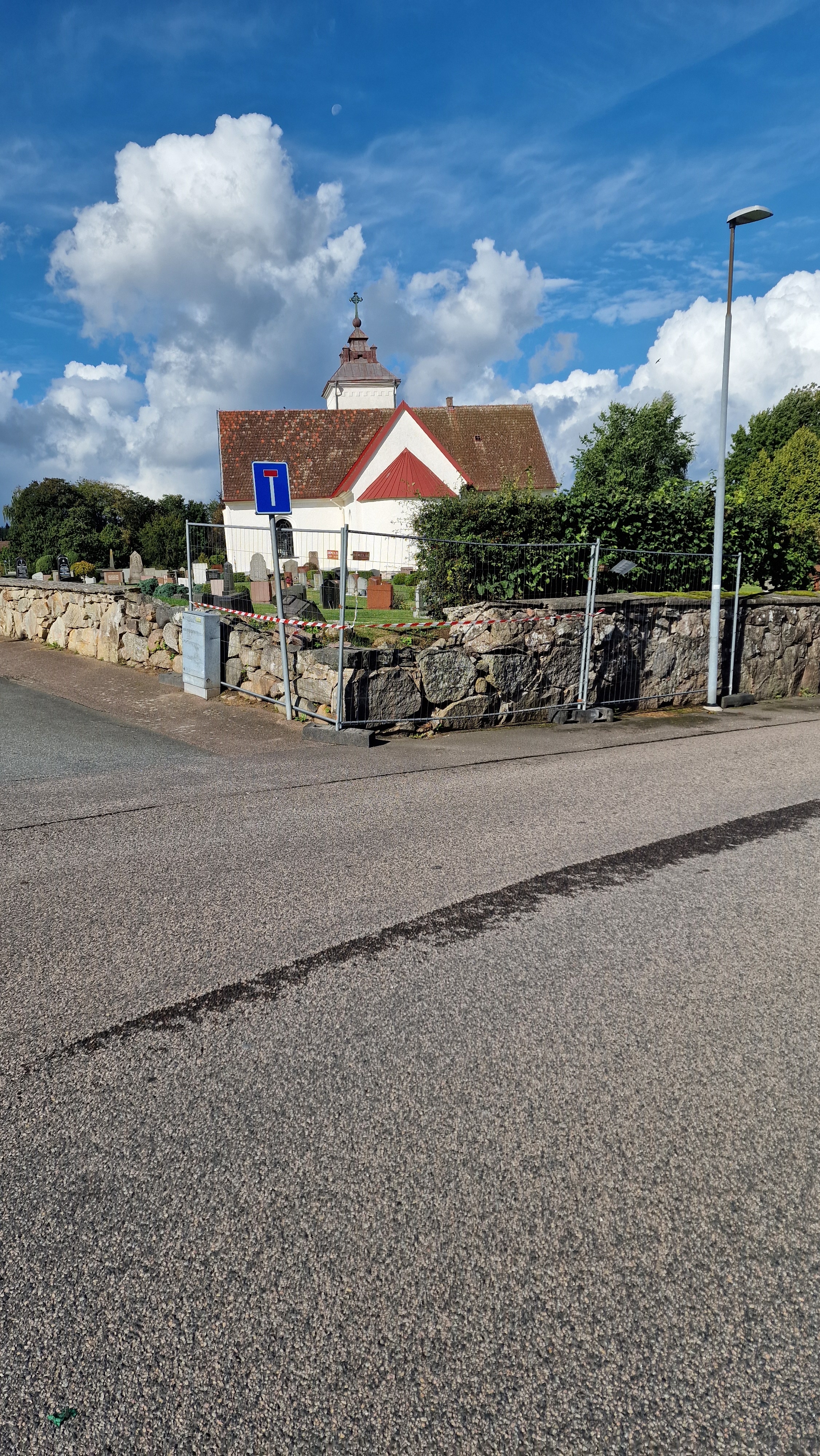 Avspärrningar av kyrkomuren i Brösarp.