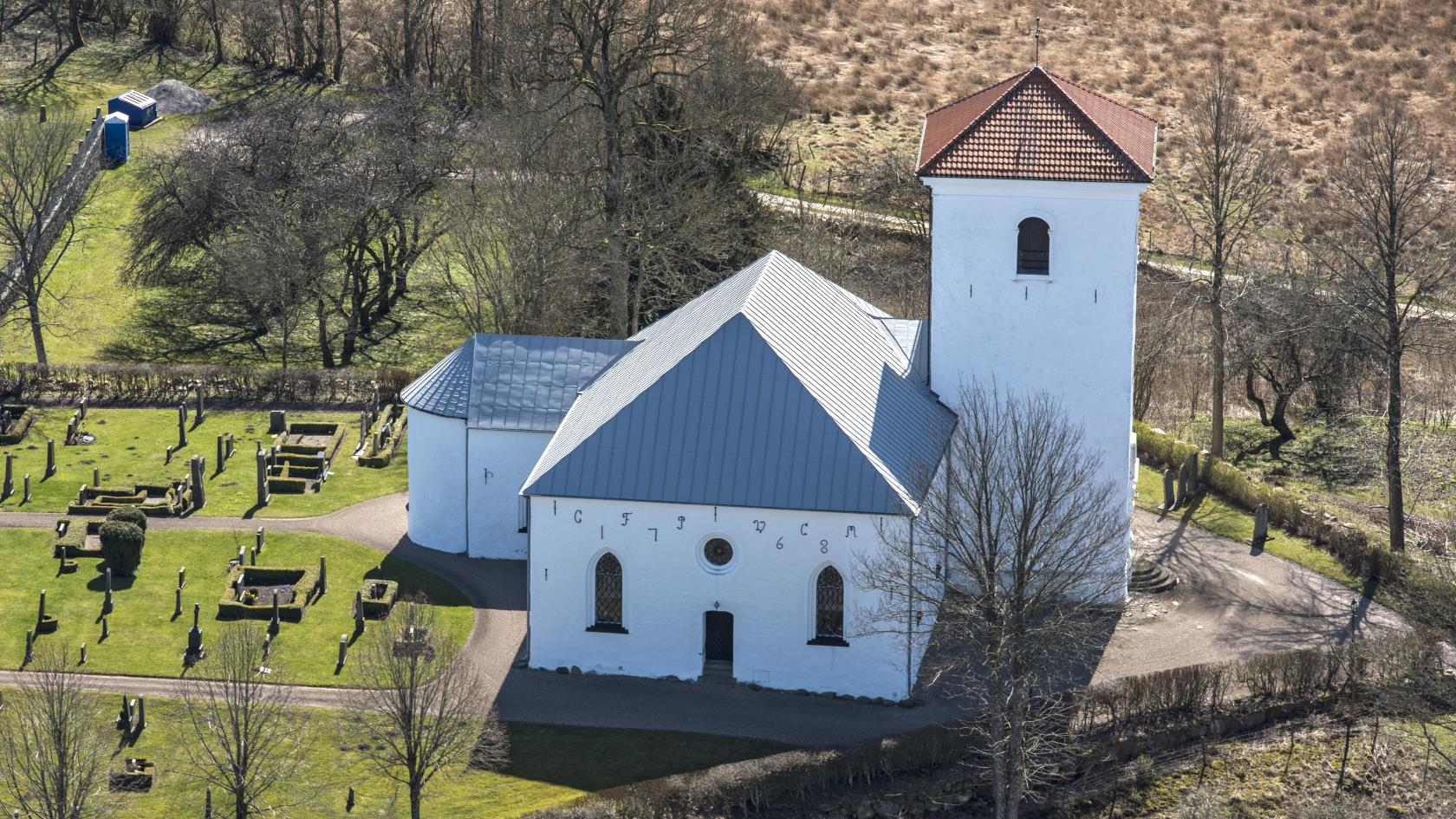 Flygfoto över Andrarums kyrka