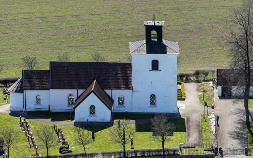 Flygfoto över Fågeltofta kyrka