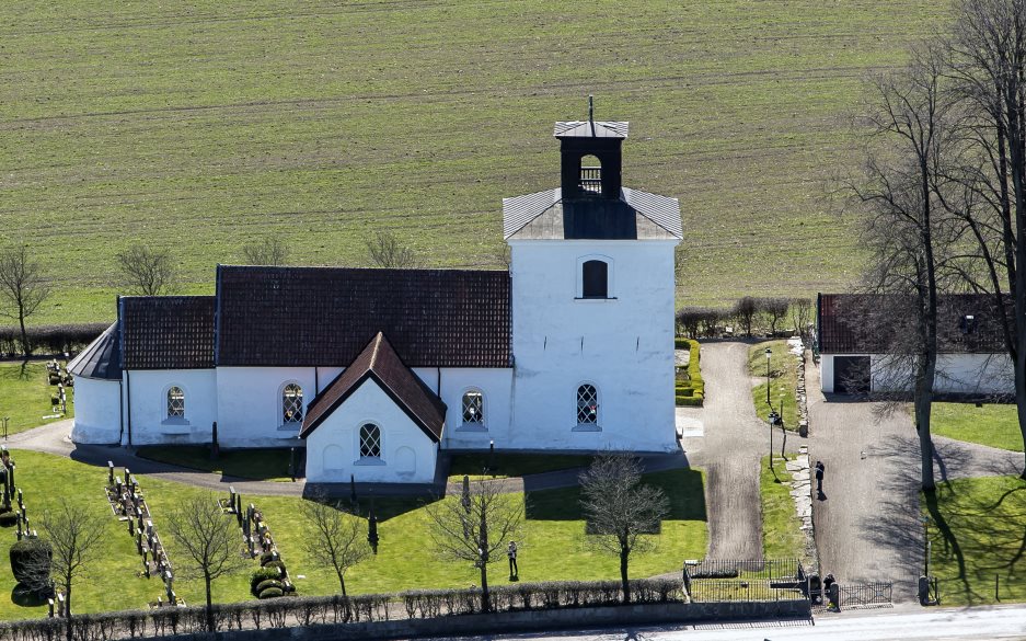 Flygfoto över Fågeltofta kyrka