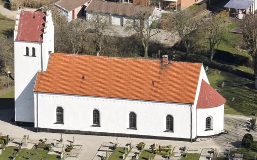 Flygfoto över Onslunda kyrka