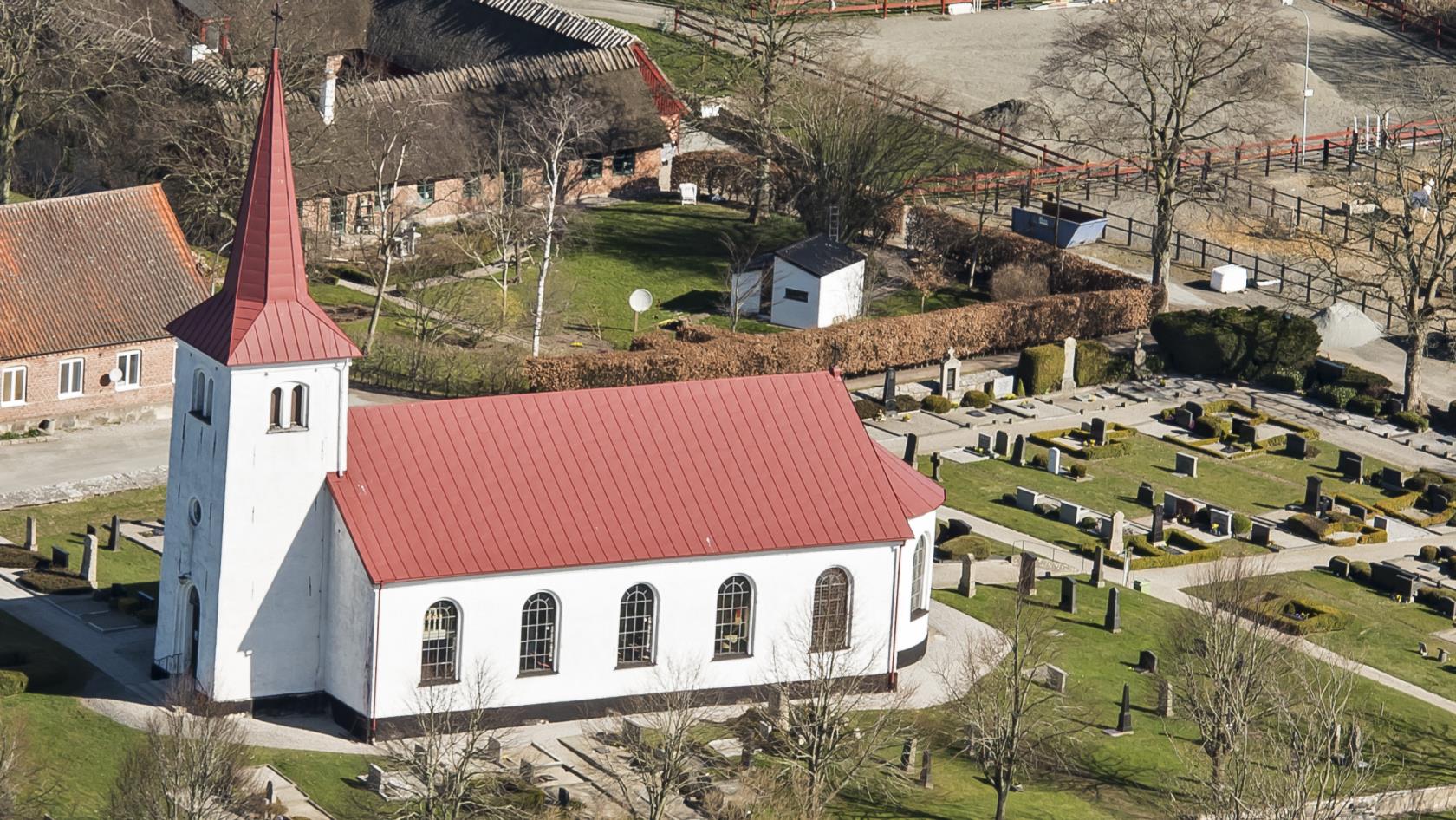 Flygfoto över Spjutstorps kyrka
