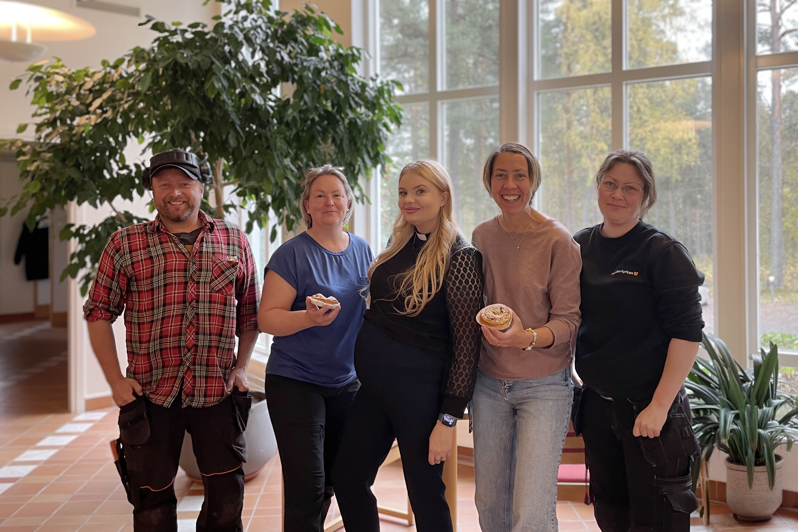 Den gravida prästen Sofia Kalateh omgiven av kollegor från Robertsfors kyrka,