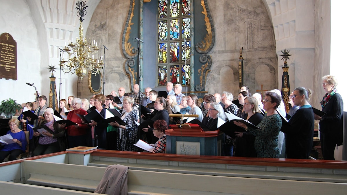 Körsångare är samlade i Bygdeå kyrka för inspelningen av radigudstjänsten.