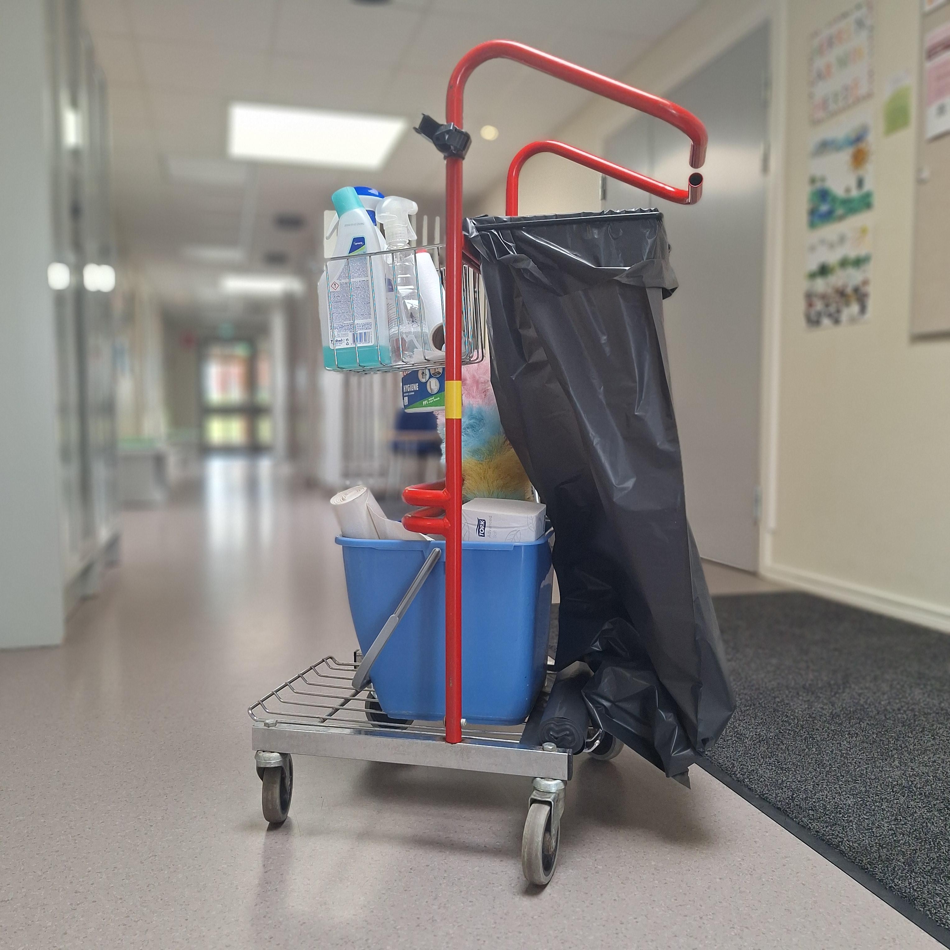städvagn i korridor