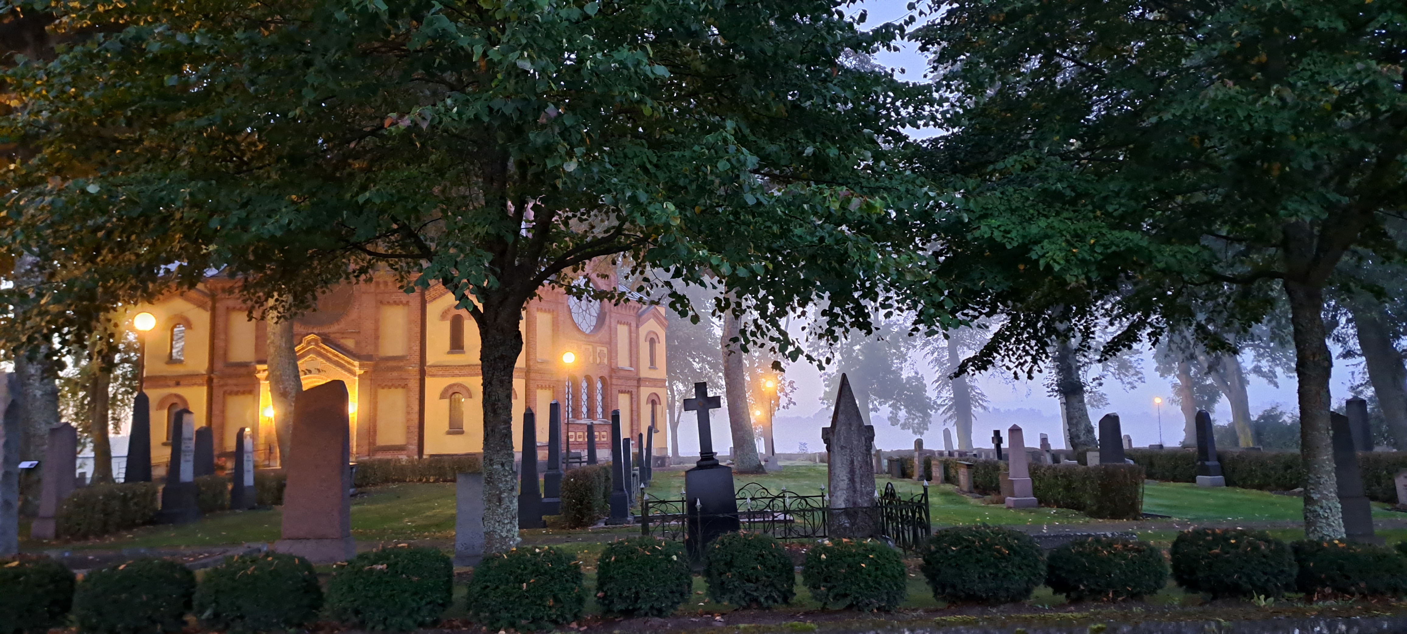 Sävare kyrka höstdimma